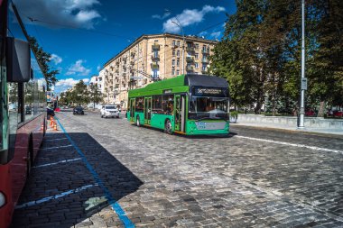 Kharkiv, Ukrayna, 06 Ağustos 2025 Otobus Kharkiv caddelerinde cephe hattına doğru ilerliyor. Şehir savaş bölgelerine çok yakın ve her gün Rus İHA 'ları ya da füzeleri tarafından saldırıya uğruyor..