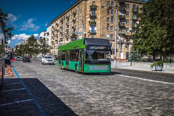 Kharkiv, Ukrayna, 06 Ağustos 2025 Otobus Kharkiv caddelerinde cephe hattına doğru ilerliyor. Şehir savaş bölgelerine çok yakın ve her gün Rus İHA 'ları ya da füzeleri tarafından saldırıya uğruyor..