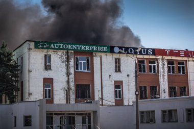 Kharkiv, Ukrayna, 08 Ağustos 2025 Rus İHA saldırıları sonucu ağır hasar gören ve Kharkiv 'de tamamen terk edilmiş bir bina. Arazi tamamen harap durumda ve tahliye ediliyor..