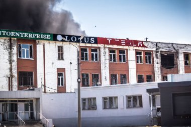 Kharkiv, Ukrayna, 08 Ağustos 2025 Rus İHA saldırıları sonucu ağır hasar gören ve Kharkiv 'de tamamen terk edilmiş bir bina. Arazi tamamen harap durumda ve tahliye ediliyor..