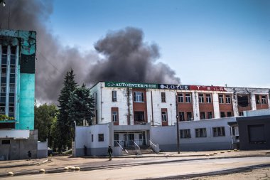 Kharkiv, Ukrayna, 08 Ağustos 2025 Rus İHA saldırıları sonucu ağır hasar gören ve Kharkiv 'de tamamen terk edilmiş bir bina. Arazi tamamen harap durumda ve tahliye ediliyor..