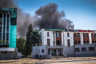 Kharkiv, Ukrayna, 08 Ağustos 2025 Rus İHA saldırıları sonucu ağır hasar gören ve Kharkiv 'de tamamen terk edilmiş bir bina. Arazi tamamen harap durumda ve tahliye ediliyor..