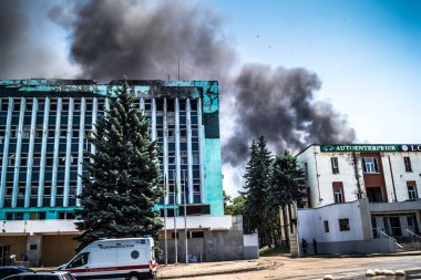 Kharkiv, Ukrayna, 08 Ağustos 2025 Rus İHA saldırıları sonucu ağır hasar gören ve Kharkiv 'de tamamen terk edilmiş bir bina. Arazi tamamen harap durumda ve tahliye ediliyor..