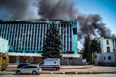 Kharkiv, Ukrayna, 08 Ağustos 2025 Rus İHA saldırıları sonucu ağır hasar gören ve Kharkiv 'de tamamen terk edilmiş bir bina. Arazi tamamen harap durumda ve tahliye ediliyor..