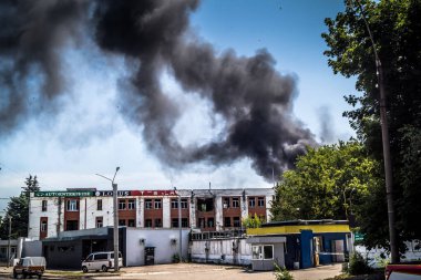 Kharkiv, Ukrayna, 08 Ağustos 2025 Rus İHA saldırıları sonucu ağır hasar gören ve Kharkiv 'de tamamen terk edilmiş bir bina. Arazi tamamen harap durumda ve tahliye ediliyor..