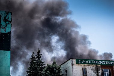 Kharkiv, Ukrayna, 08 Ağustos 2025 Rus İHA saldırıları sonucu ağır hasar gören ve Kharkiv 'de tamamen terk edilmiş bir bina. Arazi tamamen harap durumda ve tahliye ediliyor..