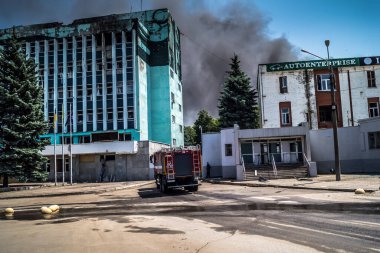 Kharkiv, Ukrayna, 08 Ağustos 2025 Rus İHA saldırıları sonucu ağır hasar gören ve Kharkiv 'de tamamen terk edilmiş bir bina. Arazi tamamen harap durumda ve tahliye ediliyor..