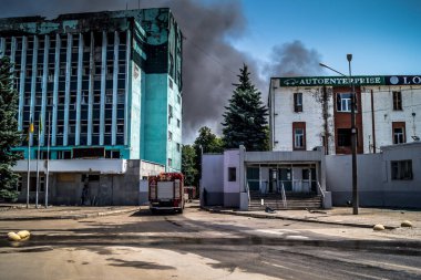 Kharkiv, Ukrayna, 08 Ağustos 2025 Rus İHA saldırıları sonucu ağır hasar gören ve Kharkiv 'de tamamen terk edilmiş bir bina. Arazi tamamen harap durumda ve tahliye ediliyor..