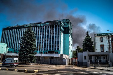 Kharkiv, Ukrayna, 08 Ağustos 2025 Rus İHA saldırıları sonucu ağır hasar gören ve Kharkiv 'de tamamen terk edilmiş bir bina. Arazi tamamen harap durumda ve tahliye ediliyor..