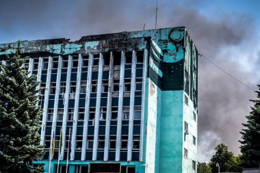 Kharkiv, Ukrayna, 08 Ağustos 2025 Rus İHA saldırıları sonucu ağır hasar gören ve Kharkiv 'de tamamen terk edilmiş bir bina. Arazi tamamen harap durumda ve tahliye ediliyor..