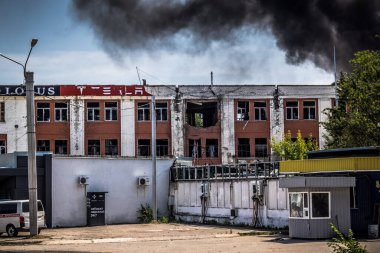 Kharkiv, Ukrayna, 08 Ağustos 2025 Rus İHA saldırıları sonucu ağır hasar gören ve Kharkiv 'de tamamen terk edilmiş bir bina. Arazi tamamen harap durumda ve tahliye ediliyor..