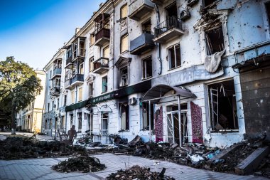 Kramatorsk, Ukrayna, 08 Ağustos 2025 Rus İHA saldırıları sonucu ağır hasar gören ve Kramatorsk 'ta tamamen terk edilmiş bir bina. Arazi tamamen harap durumda ve tahliye ediliyor..