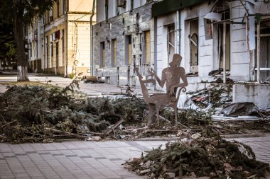 Kramatorsk, Ukrayna, 08 Ağustos 2025 Rus İHA saldırıları sonucu ağır hasar gören ve Kramatorsk 'ta tamamen terk edilmiş bir bina. Arazi tamamen harap durumda ve tahliye ediliyor..