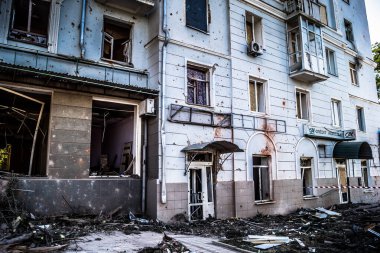 Kramatorsk, Ukrayna, 08 Ağustos 2025 Rus İHA saldırıları sonucu ağır hasar gören ve Kramatorsk 'ta tamamen terk edilmiş bir bina. Arazi tamamen harap durumda ve tahliye ediliyor..