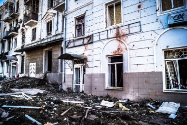 Kramatorsk, Ukrayna, 08 Ağustos 2025 Rus İHA saldırıları sonucu ağır hasar gören ve Kramatorsk 'ta tamamen terk edilmiş bir bina. Arazi tamamen harap durumda ve tahliye ediliyor..