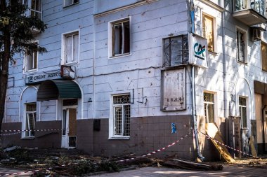 Kramatorsk, Ukrayna, 08 Ağustos 2025 Rus İHA saldırıları sonucu ağır hasar gören ve Kramatorsk 'ta tamamen terk edilmiş bir bina. Arazi tamamen harap durumda ve tahliye ediliyor..