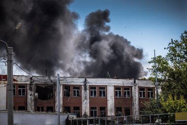 Kharkiv, Ukrayna, 08 Ağustos 2025 Rus İHA saldırıları sonucu ağır hasar gören ve Kharkiv 'de tamamen terk edilmiş bir bina. Arazi tamamen harap durumda ve tahliye ediliyor..