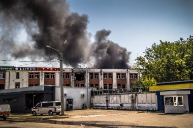 Kharkiv, Ukrayna, 08 Ağustos 2025 Rus İHA saldırıları sonucu ağır hasar gören ve Kharkiv 'de tamamen terk edilmiş bir bina. Arazi tamamen harap durumda ve tahliye ediliyor..