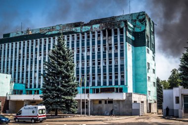 Kharkiv, Ukrayna, 08 Ağustos 2025 Rus İHA saldırıları sonucu ağır hasar gören ve Kharkiv 'de tamamen terk edilmiş bir bina. Arazi tamamen harap durumda ve tahliye ediliyor..