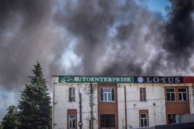 Kharkiv, Ukrayna, 08 Ağustos 2025 Rus İHA saldırıları sonucu ağır hasar gören ve Kharkiv 'de tamamen terk edilmiş bir bina. Arazi tamamen harap durumda ve tahliye ediliyor..