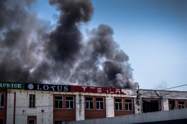 Kharkiv, Ukrayna, 08 Ağustos 2025 Rus İHA saldırıları sonucu ağır hasar gören ve Kharkiv 'de tamamen terk edilmiş bir bina. Arazi tamamen harap durumda ve tahliye ediliyor..