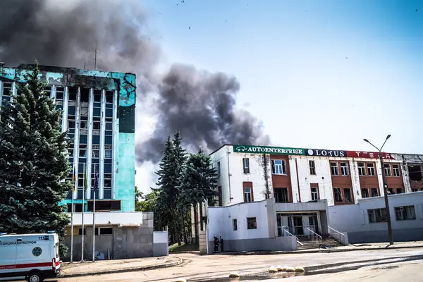 Kharkiv, Ukrayna, 08 Ağustos 2025 Rus İHA saldırıları sonucu ağır hasar gören ve Kharkiv 'de tamamen terk edilmiş bir bina. Arazi tamamen harap durumda ve tahliye ediliyor..