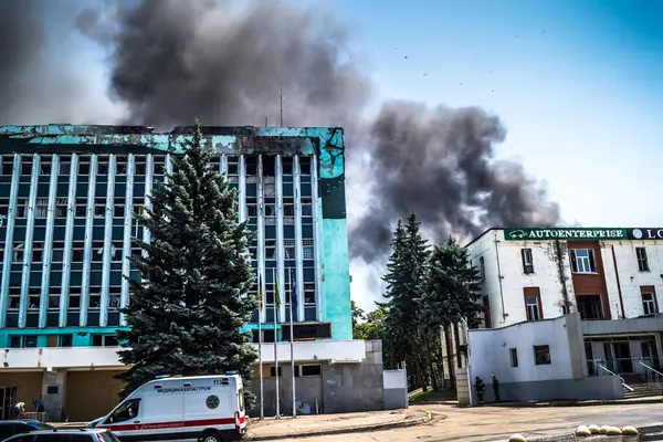 Kharkiv, Ukrayna, 08 Ağustos 2025 Rus İHA saldırıları sonucu ağır hasar gören ve Kharkiv 'de tamamen terk edilmiş bir bina. Arazi tamamen harap durumda ve tahliye ediliyor..