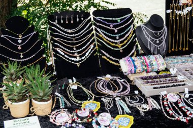 Kharkiv, Ukrayna, 9 Ağustos 2025 bit pazarı. Yerli halk tarafından yapılan çok çeşitli el sanatları sunuluyor. Şehrin savaş alanlarına yakın olduğunu ve saldırı tehlikesi altında olduğunu unutmamalıyız..