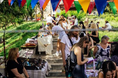 Kharkiv, Ukrayna, 9 Ağustos 2025 bit pazarı. Yerli halk tarafından yapılan çok çeşitli el sanatları sunuluyor. Şehrin savaş alanlarına yakın olduğunu ve saldırı tehlikesi altında olduğunu unutmamalıyız..