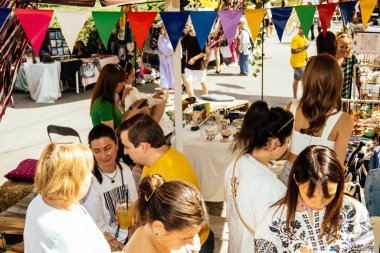 Kharkiv, Ukrayna, 9 Ağustos 2025 bit pazarı. Yerli halk tarafından yapılan çok çeşitli el sanatları sunuluyor. Şehrin savaş alanlarına yakın olduğunu ve saldırı tehlikesi altında olduğunu unutmamalıyız..