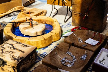 Kharkiv, Ukrayna, 9 Ağustos 2025 bit pazarı. Yerli halk tarafından yapılan çok çeşitli el sanatları sunuluyor. Şehrin savaş alanlarına yakın olduğunu ve saldırı tehlikesi altında olduğunu unutmamalıyız..