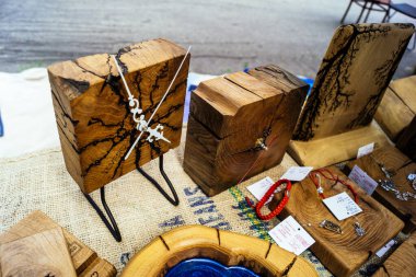 Kharkiv, Ukrayna, 9 Ağustos 2025 bit pazarı. Yerli halk tarafından yapılan çok çeşitli el sanatları sunuluyor. Şehrin savaş alanlarına yakın olduğunu ve saldırı tehlikesi altında olduğunu unutmamalıyız..