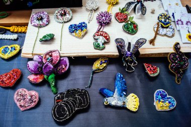 Kharkiv, Ukrayna, 9 Ağustos 2025 bit pazarı. Yerli halk tarafından yapılan çok çeşitli el sanatları sunuluyor. Şehrin savaş alanlarına yakın olduğunu ve saldırı tehlikesi altında olduğunu unutmamalıyız..