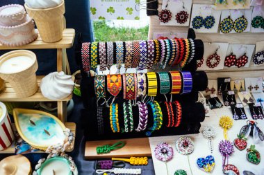 Kharkiv, Ukrayna, 9 Ağustos 2025 bit pazarı. Yerli halk tarafından yapılan çok çeşitli el sanatları sunuluyor. Şehrin savaş alanlarına yakın olduğunu ve saldırı tehlikesi altında olduğunu unutmamalıyız..