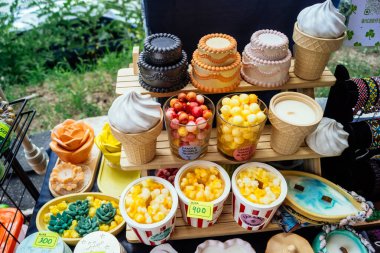 Kharkiv, Ukrayna, 9 Ağustos 2025 bit pazarı. Yerli halk tarafından yapılan çok çeşitli el sanatları sunuluyor. Şehrin savaş alanlarına yakın olduğunu ve saldırı tehlikesi altında olduğunu unutmamalıyız..