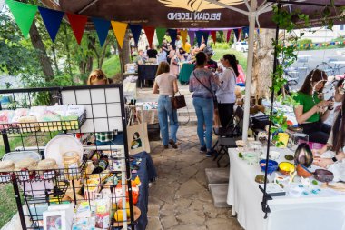 Kharkiv, Ukrayna, 9 Ağustos 2025 bit pazarı. Yerli halk tarafından yapılan çok çeşitli el sanatları sunuluyor. Şehrin savaş alanlarına yakın olduğunu ve saldırı tehlikesi altında olduğunu unutmamalıyız..