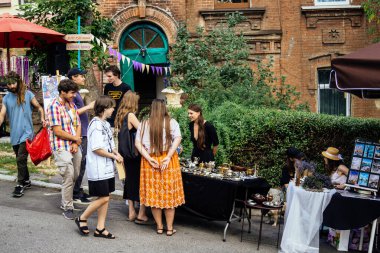 Kharkiv, Ukrayna, 9 Ağustos 2025 bit pazarı. Yerli halk tarafından yapılan çok çeşitli el sanatları sunuluyor. Şehrin savaş alanlarına yakın olduğunu ve saldırı tehlikesi altında olduğunu unutmamalıyız..