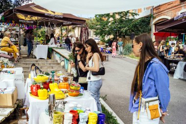Kharkiv, Ukrayna, 9 Ağustos 2025 bit pazarı. Yerli halk tarafından yapılan çok çeşitli el sanatları sunuluyor. Şehrin savaş alanlarına yakın olduğunu ve saldırı tehlikesi altında olduğunu unutmamalıyız..