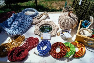 Kharkiv, Ukrayna, 9 Ağustos 2025 bit pazarı. Yerli halk tarafından yapılan çok çeşitli el sanatları sunuluyor. Şehrin savaş alanlarına yakın olduğunu ve saldırı tehlikesi altında olduğunu unutmamalıyız..