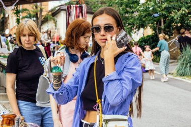 Kharkiv, Ukrayna, 9 Ağustos 2025 bit pazarı. Yerli halk tarafından yapılan çok çeşitli el sanatları sunuluyor. Şehrin savaş alanlarına yakın olduğunu ve saldırı tehlikesi altında olduğunu unutmamalıyız..