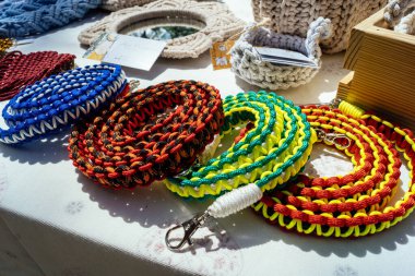 Kharkiv, Ukrayna, 9 Ağustos 2025 bit pazarı. Yerli halk tarafından yapılan çok çeşitli el sanatları sunuluyor. Şehrin savaş alanlarına yakın olduğunu ve saldırı tehlikesi altında olduğunu unutmamalıyız..