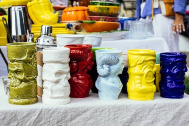 Kharkiv, Ukrayna, 9 Ağustos 2025 bit pazarı. Yerli halk tarafından yapılan çok çeşitli el sanatları sunuluyor. Şehrin savaş alanlarına yakın olduğunu ve saldırı tehlikesi altında olduğunu unutmamalıyız..