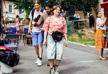 Kharkiv, Ukrayna, 9 Ağustos 2025 bit pazarı. Yerli halk tarafından yapılan çok çeşitli el sanatları sunuluyor. Şehrin savaş alanlarına yakın olduğunu ve saldırı tehlikesi altında olduğunu unutmamalıyız..