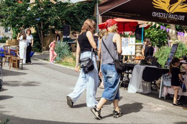 Kharkiv, Ukrayna, 9 Ağustos 2025 bit pazarı. Yerli halk tarafından yapılan çok çeşitli el sanatları sunuluyor. Şehrin savaş alanlarına yakın olduğunu ve saldırı tehlikesi altında olduğunu unutmamalıyız..