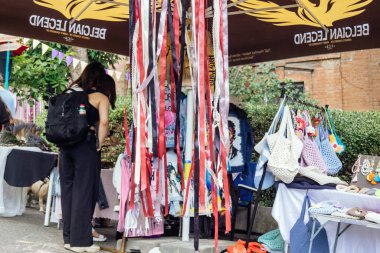 Kharkiv, Ukrayna, 9 Ağustos 2025 bit pazarı. Yerli halk tarafından yapılan çok çeşitli el sanatları sunuluyor. Şehrin savaş alanlarına yakın olduğunu ve saldırı tehlikesi altında olduğunu unutmamalıyız..