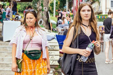 Kharkiv, Ukrayna, 9 Ağustos 2025 bit pazarı. Yerli halk tarafından yapılan çok çeşitli el sanatları sunuluyor. Şehrin savaş alanlarına yakın olduğunu ve saldırı tehlikesi altında olduğunu unutmamalıyız..