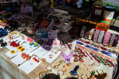 Kharkiv, Ukrayna, 9 Ağustos 2025 bit pazarı. Yerli halk tarafından yapılan çok çeşitli el sanatları sunuluyor. Şehrin savaş alanlarına yakın olduğunu ve saldırı tehlikesi altında olduğunu unutmamalıyız..