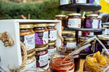 Kharkiv, Ukrayna, 9 Ağustos 2025 bit pazarı. Yerli halk tarafından yapılan çok çeşitli el sanatları sunuluyor. Şehrin savaş alanlarına yakın olduğunu ve saldırı tehlikesi altında olduğunu unutmamalıyız..