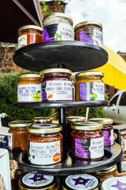 Kharkiv, Ukrayna, 9 Ağustos 2025 bit pazarı. Yerli halk tarafından yapılan çok çeşitli el sanatları sunuluyor. Şehrin savaş alanlarına yakın olduğunu ve saldırı tehlikesi altında olduğunu unutmamalıyız..