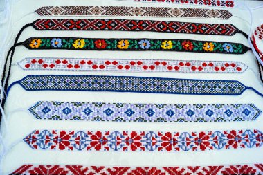 Kharkiv, Ukrayna, 9 Ağustos 2025 bit pazarı. Yerli halk tarafından yapılan çok çeşitli el sanatları sunuluyor. Şehrin savaş alanlarına yakın olduğunu ve saldırı tehlikesi altında olduğunu unutmamalıyız..